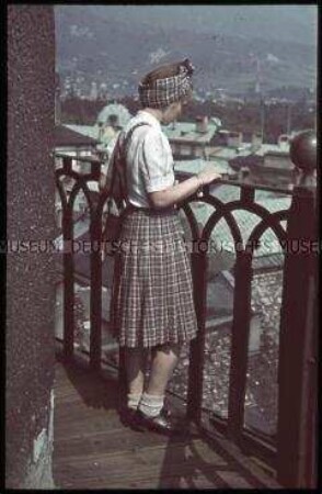 Junge Frau auf dem Aussichtspunkt des Innsbrucker Rathauses