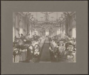 Gartensaal, geschmückte Gabentische.