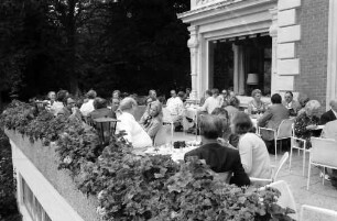 25. Jubiläumstagung 1975 Medizin; Proteste im Hotel Tannenhof, Bad Schachen: Auf der Kaffeeterrasse