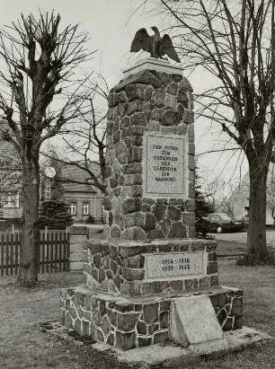 Denkmal für die Gefallenen des 1. und 2. Weltkrieges : Denkmal für die Gefallenen des 1. und 2. Weltkrieges. Granit (nach 1918 und nach 1945). Groß Düben, Horlitzer Weg