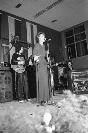 Hochdorf: Mooswaldhalle; bunter Abend; Su Cramer; Sängerin