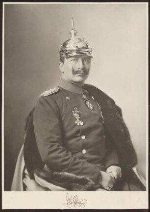 Kaiser Wilhelm II. in Uniform mit Auszeichnungen, Halbporträt.