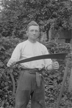 Landwirt mit Sense. : Ratar z kosu.