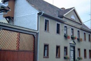 denkmalgeschütztes Haus mit Zwerchgiebel, überdachtes Hoftor, prachtvolle Haustür; Lastenaufzug am Giebel