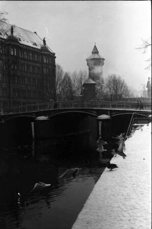 Berlin: Admiral vom Köster Ufer mit Klappbrücke über Landwehrkanal
