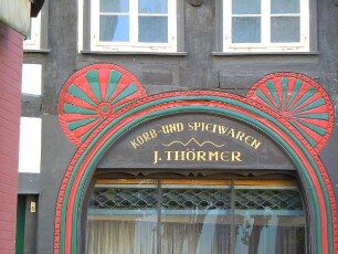 Osterode - Fachwerkrosetten an einem Haus : Farbige Fachwerkrosetten an einem Haus am Marktplatz von Osterode. Aufgenommen im Harz am 23. Oktober 2011