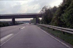 Einfahrt West zu Hauptfahrbahn West (Karlsruhe Richtung Basel)/Ausfahrt aus Hauptfahrbahn Nord der A98 (Lörrach Richtung AD Weil am Rhein): Brücke Nord (Hauptfahrbahn Nord der A98) von Norden