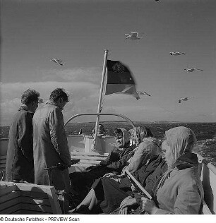 Fahrt nach Hiddensee, Frauen und Männer auf dem Deck einer Fähre