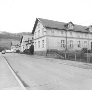 Dresden-Pillnitz, Pillnitzer Platz 2. Ehem. Gartenbauschule (Hochschule für Technik und Wirtschaft Dresden, Fakultät Landbau/Landespflege, 2. H. 19. Jh.). Straßenansicht