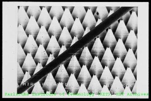 Rasterelektronenmikroskop (REM)-Aufnahme von Mikropyramiden im Institut für Mikrostrukturtechnik (IMT)
