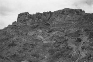 Aufschluss der roten Formation östlich der Stadt Asmara : Aufschluss der roten Formation östlich der Stadt Asmara, zuoberst Konglomerat, zwei Meter Stark.