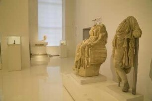Blick in den Ausstellungsbereich "Götter" der Sonderausstellung "Pergamon - Panorama der antiken Metroploe (30.09.2011 - 30.09. 2012)