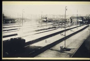 Blick vom Südflügel des Hauptbahnhofs auf die Gleisanlagen mit Stellwerken 1 und 2