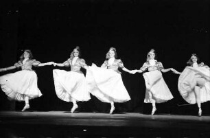 Berlin: Kabarett der Komiker; Mitzis Broadway Novelties tanzen