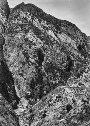 Schlucht : Blick auf eine Schlucht bei Kherrata. Durch Steinschlag gefährdete Stellen wurden übertunnelt.