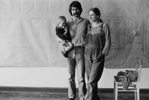 Familie Hoffmann/Wolf vor einer Zeichentapete (Maler/Grafiker, Regisseurin)