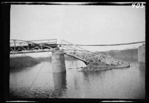 ehemaliges Ostpreußen: beschädigte Brücke über die Memel (?) ("von den Russen zerstörte Brücke in Ostpreußen")