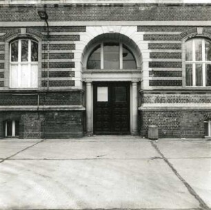 Cottbus, Straße der Jugend 125. Realschule (1886), Portal