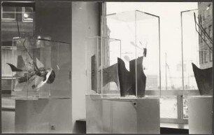 Ausstellungsansicht mit Blick auf Skulpturen von Bernhard Heiliger in der Galerie Commeter in Hamburg