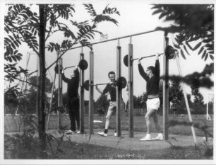Münster. Sportpark. Junge Männer beim Gewichtheben
