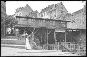 Karlsbad. Schloßbrunnen : Karlsbad, Marktplatz am Schloßberg. Schloßbrunnen. Holzbau vor Errichtung der neuen Schloßkolonnade durch Friedrich Ohmann (1910-1912)