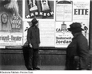 Szene aus dem experimentellen Dokumentarfilm "Filmische Plaudereien" (Alltag in der Äußeren Neustadt und in Pieschen): Plakatwand