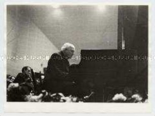 Der Pianist Walter Gieseking spielt mit den Berliner Philharmonikern unter Sergiu Celibidache beim Brahms-Festival in der Dorfkirche Dahlem