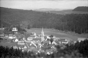 Kirchen-Hausen: Blick von der Höhe auf Kirchen-Hausen