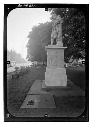 Berlin-Mitte, Unter den Linden. Denkmal Gerhard von Scharnhorsts (1819-1822; K. F. Schinkel, 1822-1855; C. D. Rauch). Seitenansicht