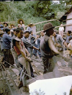 Arbeiter an einer Bambusbrücke (China 1959)