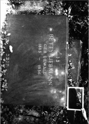 Grabstein 1056 (Index: 99803979) Material: Granit, poliert Zustand: sehr gut Maße HxBxT: 100x135x15 cm Beschreibung: Stele mit horizontalem Abschluß: Grabstein 1056