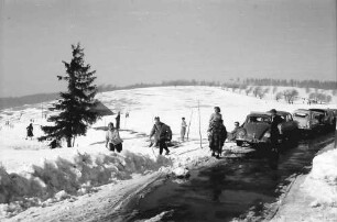 Schauinsland: Parkende Wagen an der Straße zur Halde (Hofsgrund)