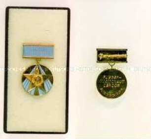 Medaille zum Ehrentitel "Fliegerkosmonaut der DDR", mit Etui