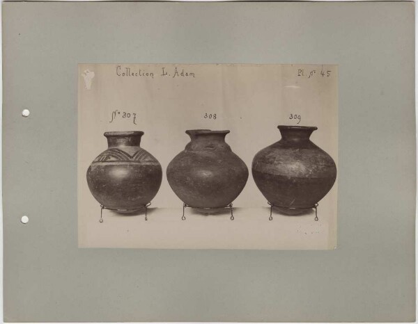 Trois vases en terre cuite. Collection L. Adam