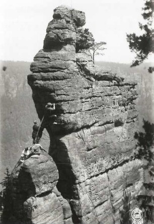 Böhmische Schweiz, Elbtal, rechtes Ufer (Labské údolí, Pravý břeh). Nonne (Jeptiška). Seilschaft Rudolf Fehrmann am Alten Weg (VI [VIIa])