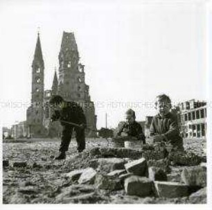 Kinder spielen in der Nähe der Gedächtniskirche