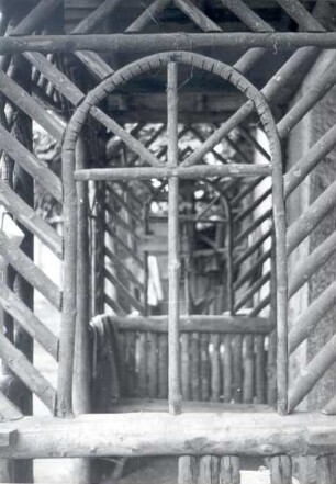 Wohnhaus in Gröditz, Detail : Bauwesen - Exterieur. Ort: Hrodźišćo / Gröditz. Fenster der Laube, Haus Nr. 21.