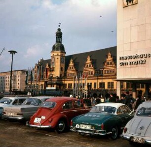Leipzig. Altes Rathaus : Leipzig. Altes Rathaus (Umbau 1556/1557), im Vordergrund parkende Autos von Besuchern der Leipziger Messe