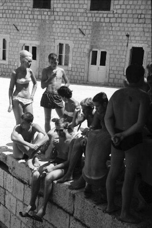 Lopud: Gruppe junger Wiener am Kai