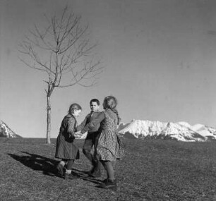 Kinderbilder. Kinder beim Ringelreihen