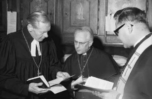 Freiburg: Münster, Begegnung in der Sakristei[, Landesbischof Heidland, Erzbischof Schäufele]