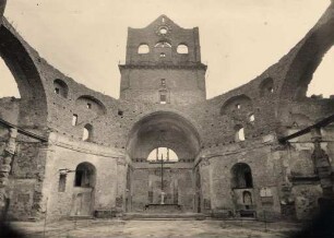 Zerstörte Gebäude in der Innenstadt. Katholische Stadtkirche St. Stephan