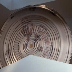 Olympia. Museum. Scheibenakroter vom Heraion, 2,3 m Durchmesser, bunt bemalt, technisch kunstfertig, um 600 v. Chr.