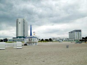 Rostock: Hotel Neptun in Warnemünde (li.)