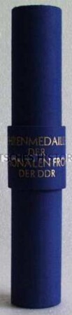 Urkunde zur Ehrenmedaille der Nationalen Front in Behälter