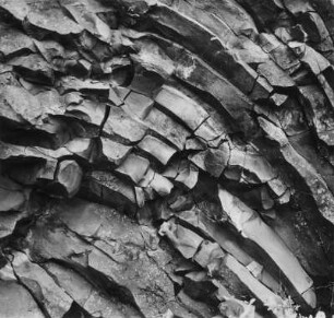Felsen mit kristallinischem Basalt, Island