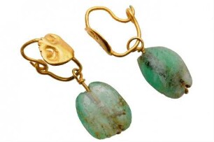 Goldener Ohrschmuck mit Smaragdanhänger