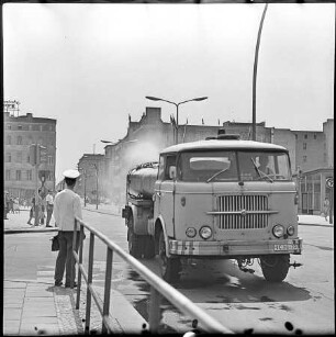 Sprühwagen der Straßenreinigung, Ende 1960er Jahre. SW-Foto © Kurt Schwarz.