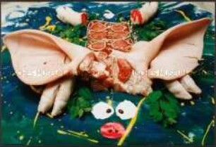 Installation eines Schweinekopfes mit echten Schweineohren, Klauen und Wurst (Sonderthema: Essen und Trinken)