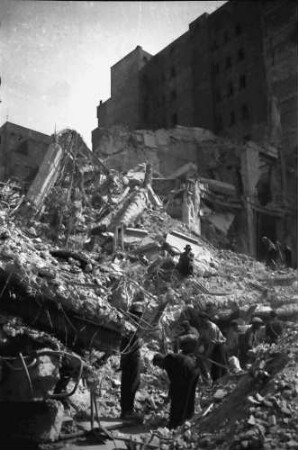 Bukarest: Bomben auf Bukarest, Schutthaufen des [Verlagshauses] Cartea Romanesca, vor der Ecke der Calea Victoriei